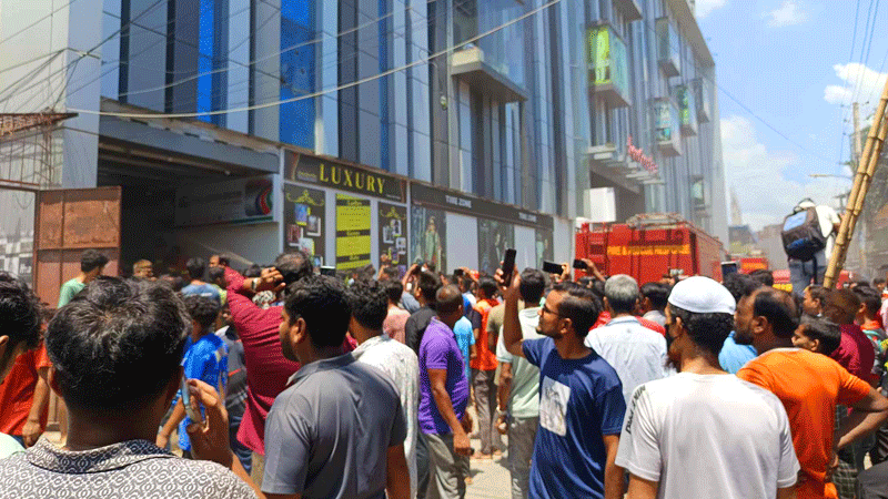 রাজশাহীর ‘থিম ওমর প্লাজায়’ আগুন, ১২ ইউনিটের চেষ্টায় নিয়ন্ত্রণে